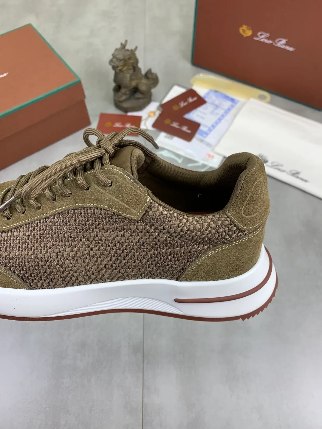 Men's men's shoes 💰P440 New model 💰 The latest casual shoes Loro Piana 💯 Top grade 💯 Buy the original copy 💯 Founded the existing Loro Piana company on April 24, 1924. It is now the sixth generation of family business, providing top quality products to customers who are discerning about taste and quality. Imported original fly woven fabric with cowhide fabric, plain calfskin lining. Hand-sewn thread with cowhide feet. Original packaging. High-end outsole. Size: 38-44 (customized for 45 and 46). 5️⃣ colors available.